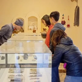 Gente en el museo de la comundiad de Pozo Colorado